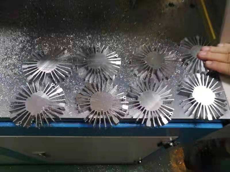 【昆山】用全封閉分離式鋁材切割機鋸切太陽花,超級滿意