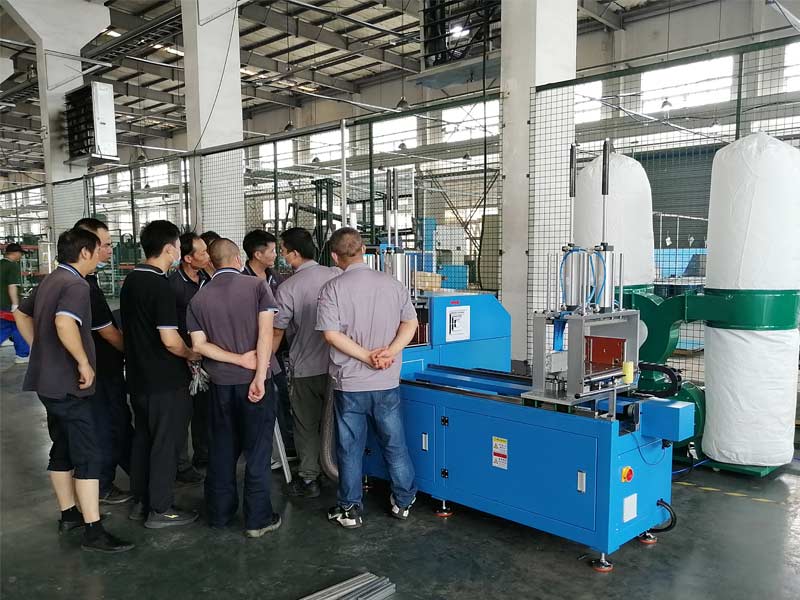 切鋁機的養護:不工作時切電源檢查,工作時防異常