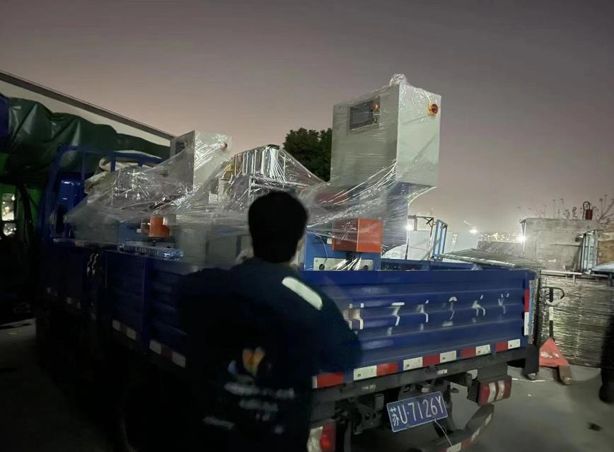 趕到天黑發貨，2臺鋁材切割機設備發貨浙江余姚經銷商處